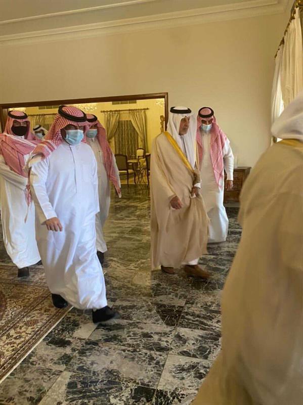  الأمير خالد الفيصل يعزي خاله الأمير عبدالله بن تركي في وفاة الأميرة "دنا" (صور)
