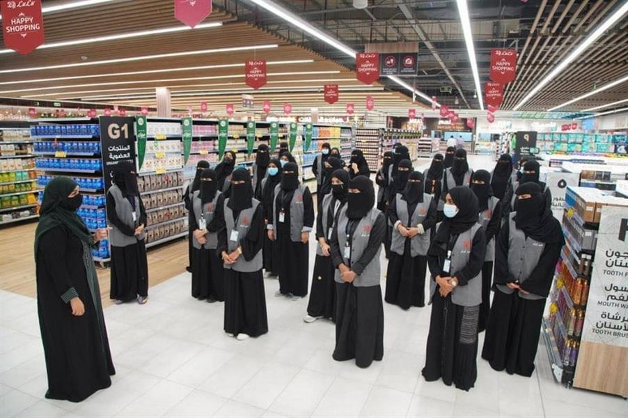 متجر تجزئة كبير يفتتح أول فرع بطاقم نسائي كامل في جدة