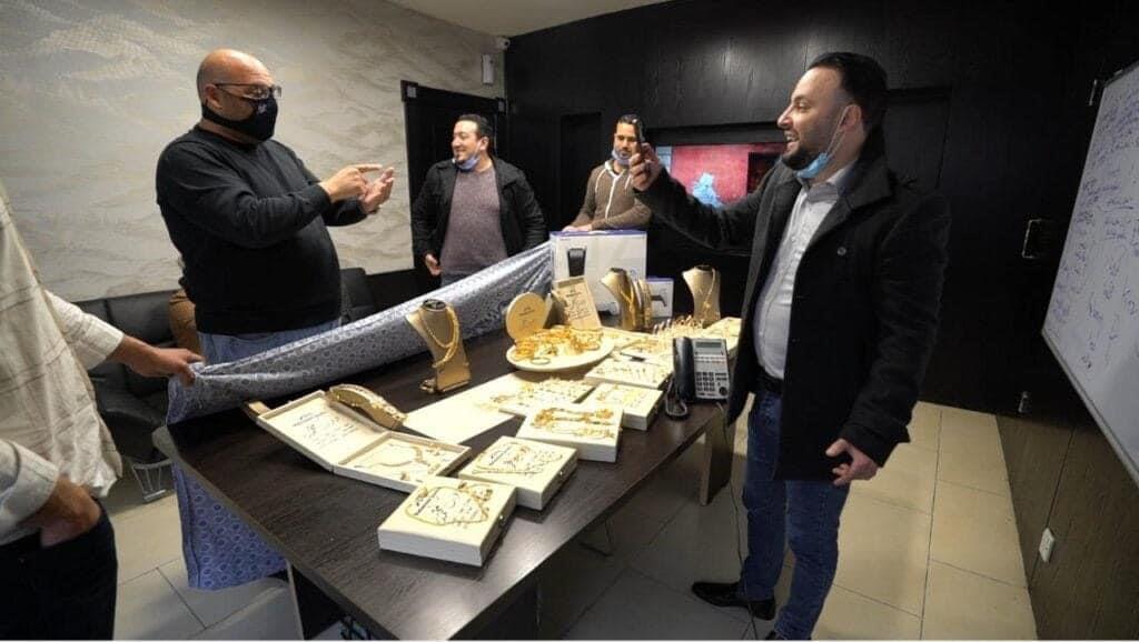 شاهد.. رجل أعمال أردني يوزع ذهباً على موظفيه