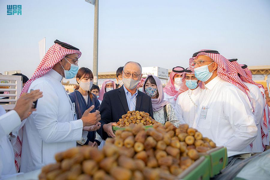 مهرجان بريدة للتمور يستقبل عدداً من السفراء لدى المملكة