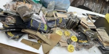 ضبط رتب وشعارات عسكرية مخالفة بالرياض