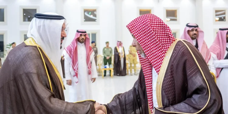 أمير منطقة القصيم يستقبل المسؤولين والمواطنين في الجلسة الأسبوعية بمحافظة عيون الجواء