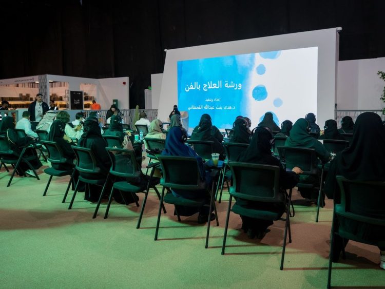 في معرض المدينة المنورة للكتاب.. ورشة "العلاج بالفن" توضح الفرق بين المعالجين والهواة