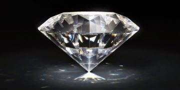 ألماسة ثمينة تغير حياة عامل هندي