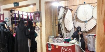 'الخوص' فن تراثي يجذب زوار حائل