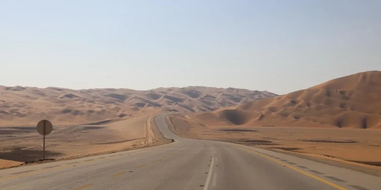 الطريق البري بين المملكة وسلطنة عمان .. أعجوبة هندسية في وسط الربع الخالي وممكن للحركة التجارية والسياحية