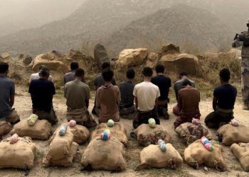 حرس الحدود بجازان يقبض على 13 مخالفًا لتهريبهم 195 كيلوجرامًا من القات