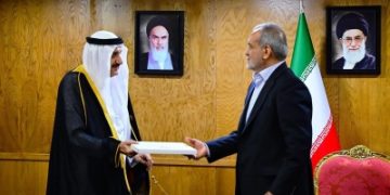 خادم الحرمين يبعث رسالة للرئيس الإيراني