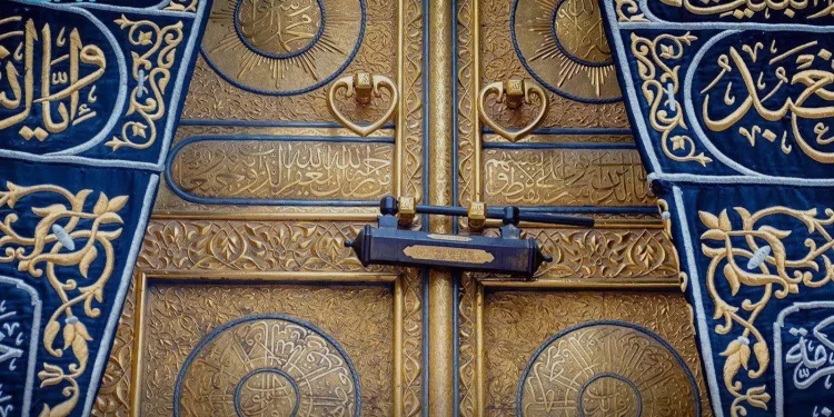 خط “الثُلث” يزيّن الآيات والعبارات المكتوبة على باب الكعبة المشرفة