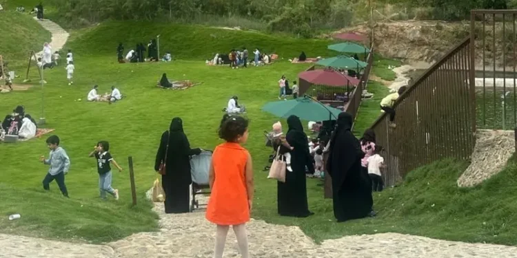 سعودي يستزرع السمك بنجران ويحول مزرعته لمنتزه وسط الجبال