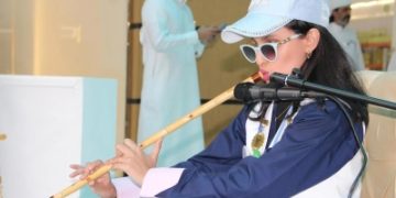طفلة كفيفة تُبهر زوار مهرجان العسل بعزف الناي