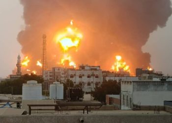 غارات إسرائيلية تستهدف ميناء الحديدة