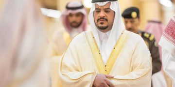 نائب أمير الرياض يؤدي صلاة الميت على والدة الأمير بندر بن خالد بن عبدالله بن عبدالعزيز