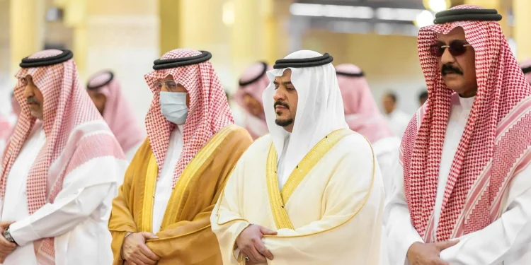 نائب أمير منطقة الرياض يؤدي صلاة الميت على والدة صاحب السمو الأمير بندر بن خالد بن عبدالله بن عبدالعزيز بن تركي آل سعود