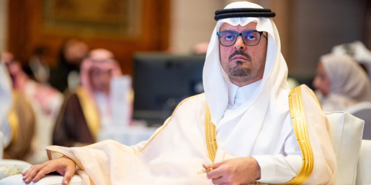 نائب أمير منطقة مكة المكرمة يناقش مطالب واحتياجات محافظات المنطقة