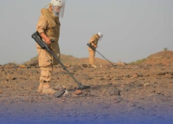 نازعو الألغام.. أيادٍ بين الموت تصنع الحياة