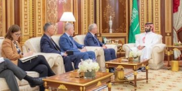 ولي العهد يستعرض العلاقات مع السيناتور كريس فان