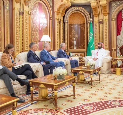 ولي العهد يستعرض العلاقات مع السيناتور كريس فان