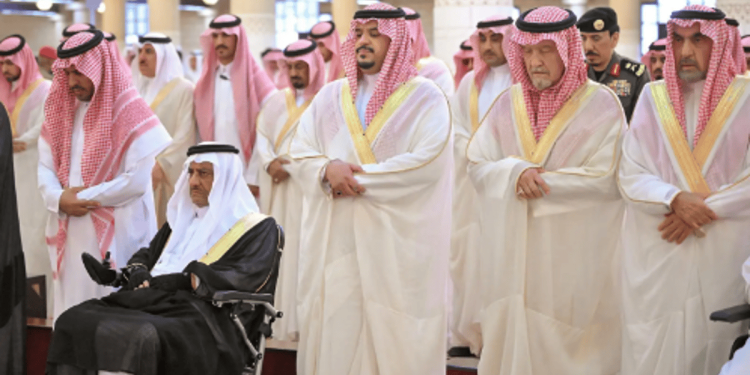 نائب أمير منطقة الرياض يؤدي صلاة الميت على الأميرة نورة بنت عبدالله آل عبدالرحمن آل سعود