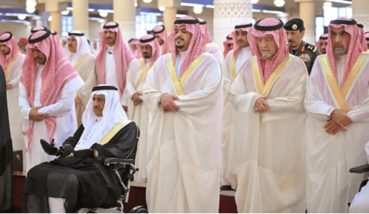 نائب أمير منطقة الرياض يؤدي صلاة الميت على الأميرة نورة بنت عبدالله آل عبدالرحمن آل سعود
