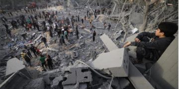 "هآرتس": الجيش الإسرائيلي يستخدم المدنيين الفلسطينيين دروعا بشرية في غزة