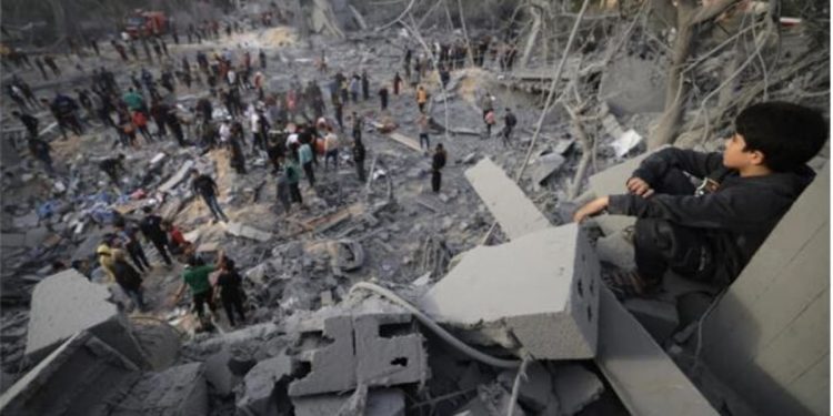 "هآرتس": الجيش الإسرائيلي يستخدم المدنيين الفلسطينيين دروعا بشرية في غزة
