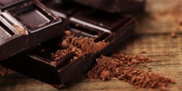 أخصائية: الشوكولاتة الداكنة تقاوم التجلط والشيخوخة وتحسن الحالة المزاجية