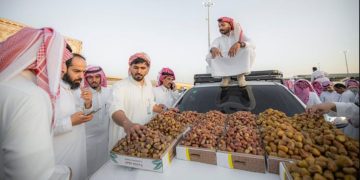 أكثر من 200 شاب يشاركون في بيع التمور بالتجزئة وسط كرنفال بريدة للتمور