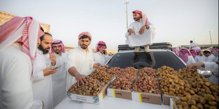 أكثر من 200 شاب يشاركون في بيع التمور بالتجزئة وسط كرنفال بريدة للتمور