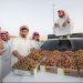 أكثر من 200 شاب يشاركون في بيع التمور بالتجزئة وسط كرنفال بريدة للتمور