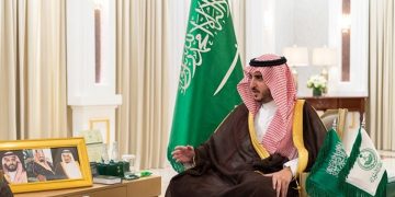 أمير الجوف ينوه بدعم القيادة للمشروعات التنموية بالمنطقة في جلسته الأسبوعية