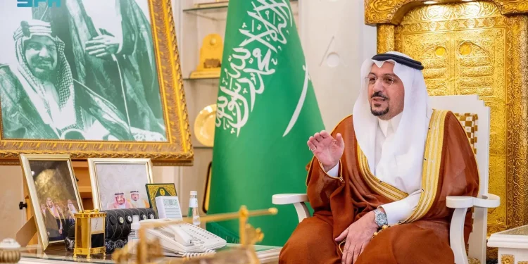 أمير القصيم يكرّم عدداً من المسؤولين في شركة البواني لدعمهم توظيف الكوادر الوطنية بجمعية الإسكان الأهلية بالمنطقة