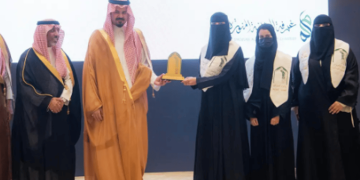 أمير المدينة المنورة يُكرّم الطلاب والطالبات الفائزين بجائزة العمران لتصميم المساجد