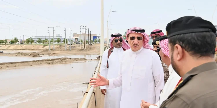أمير جازان يتفقد عددًا من محافظات وقرى المنطقة المتضررة من الأمطار