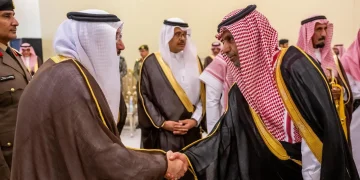 أمير منطقة القصيم يستقبل المسؤولين والمواطنين في الجلسة الأسبوعية بمحافظة الأسياح