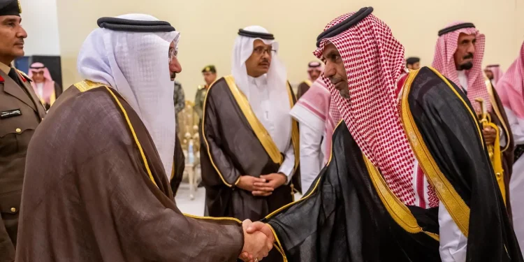 أمير منطقة القصيم يستقبل المسؤولين والمواطنين في الجلسة الأسبوعية بمحافظة الأسياح