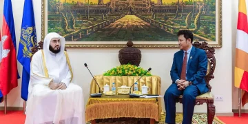 إمام المسجد الحرام يلتقي نائب وزير الأديان الكمبودي