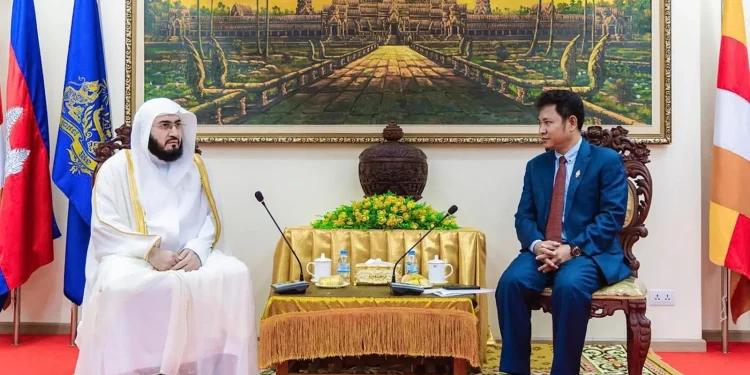 إمام المسجد الحرام يلتقي نائب وزير الأديان الكمبودي