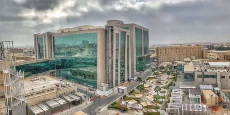  إنجاز جديد لمدينة الملك سعود الطبية.. زراعة جهازين لاسلكي في قلب ثمانيني