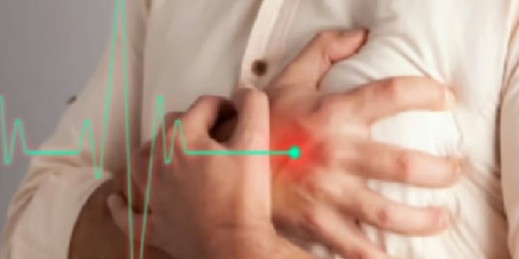 استشاري: التدخين والإفراط في تناول مشروبات الطاقة والقهوة من أسباب ارتفاع نبضات القلب