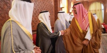 الأمير تركي بن محمد ينقل تعازي القيادة بوفاة سالم العلي