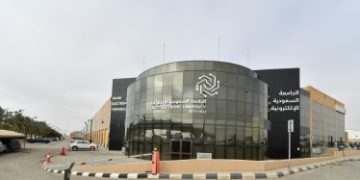 الجامعة الإلكترونية تلزم الطالبات بالعباءة وغطاء الرأس