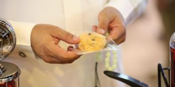 'الحبحر' بالأكلات الشعبية يجذب زوّار فلفل شقراء