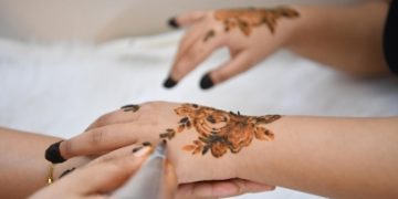 'الحناء'.. إرث الأفراح وزينتها