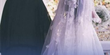 الخطّابة أم فهد.. تبحث للرجال عن شريكات حياتهم