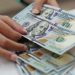 الدولار يتراجع وسط ترقب بيانات التضخم