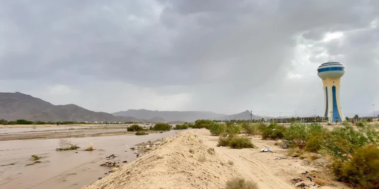 السيول بوادي نجران تواصل جريانها منذ أيام جراء هطول الأمطار الغزيرة على المنطقة