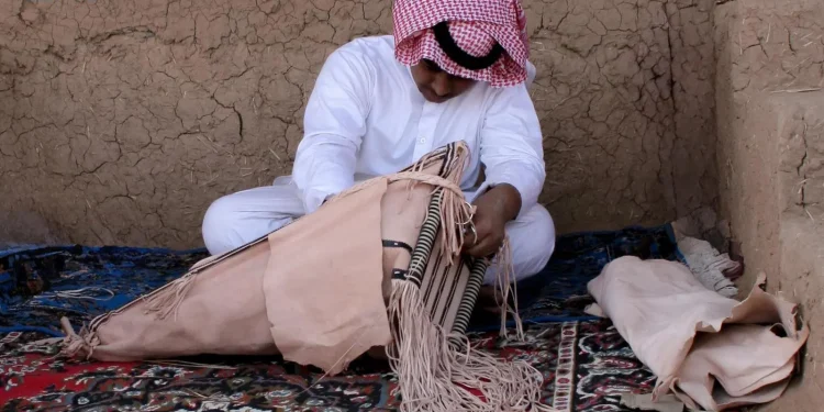 الصناعات الجلدية… موروث شعبي يعبر عن الحرفية والأصالة في نجران