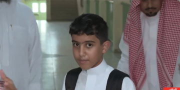 العام الدراسي الجديد.. طالب يمني يعبر عن مشاعره بأول أيام الدراسة