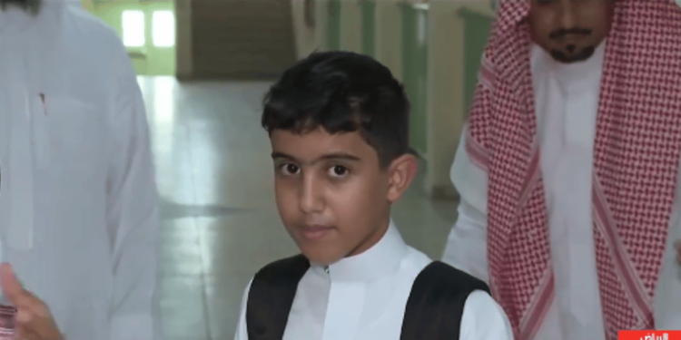 العام الدراسي الجديد.. طالب يمني يعبر عن مشاعره بأول أيام الدراسة